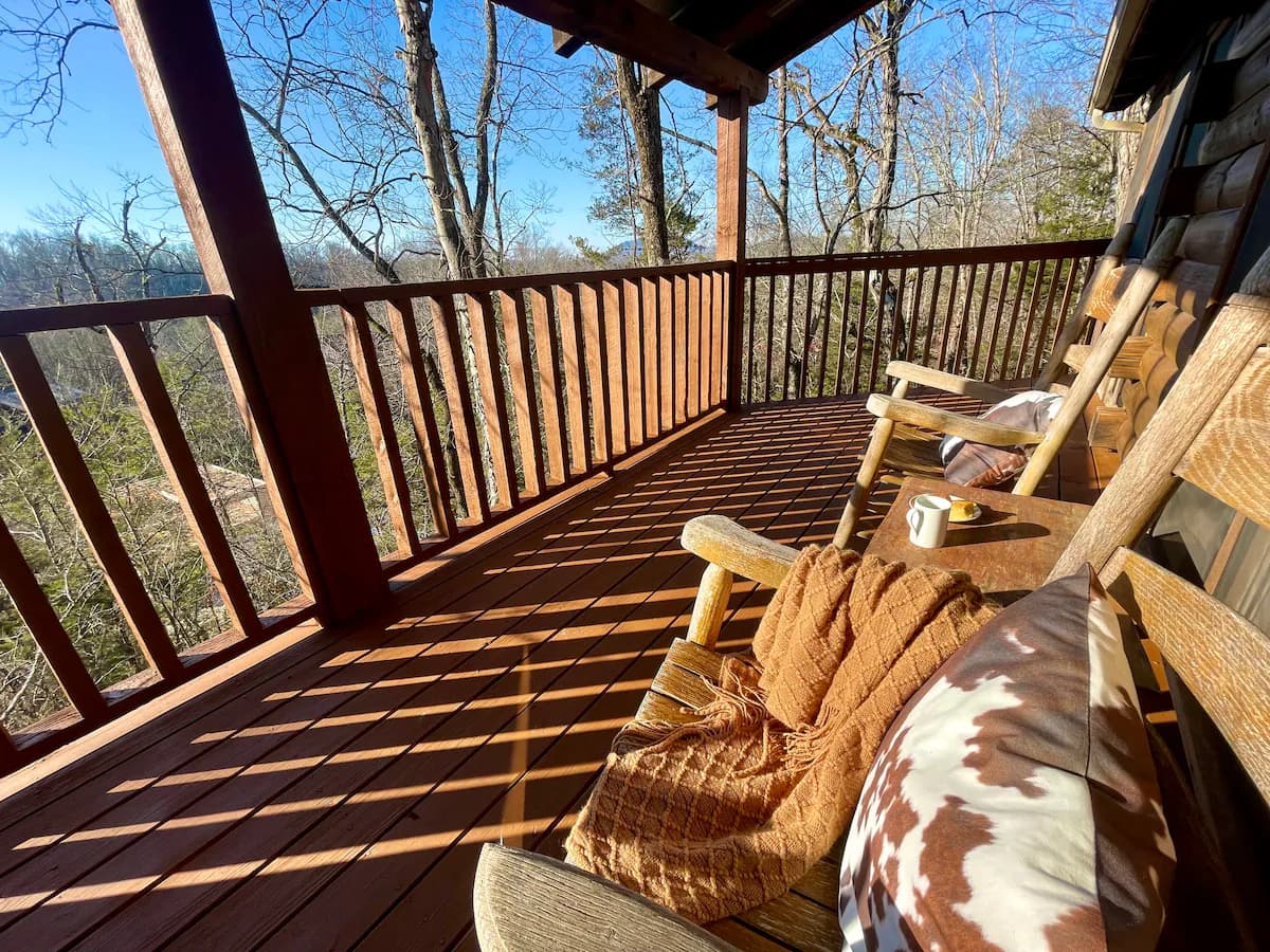 Sweethearts Saddle Honeymoon Cabin with Hot Tub — photo 4