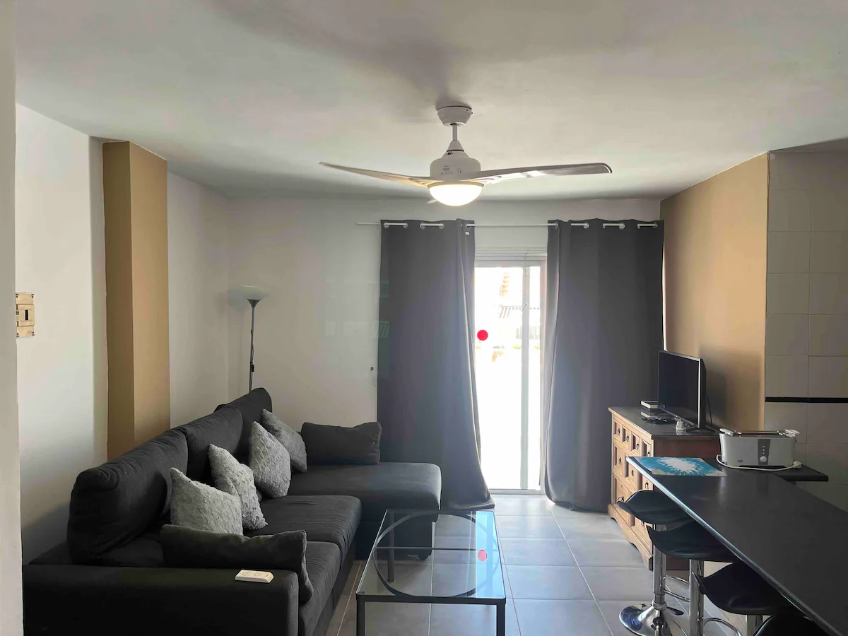 Spacious 2-Bedroom Apartment with Pool — photo 2